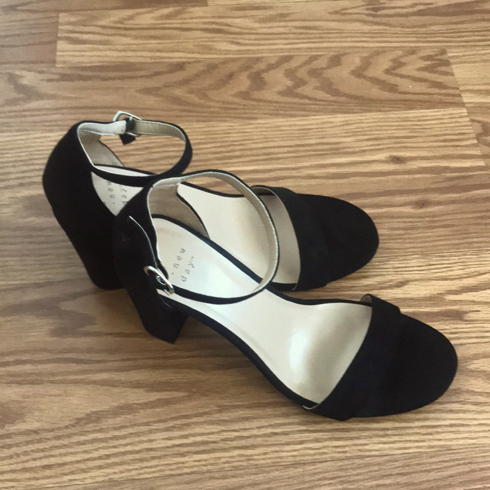 Ema Black Pump- A New Day